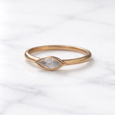 Solitaire or rose et diamants navette serti clos