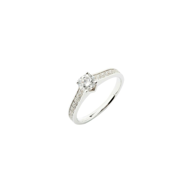 Solitaire en or blanc et diamants