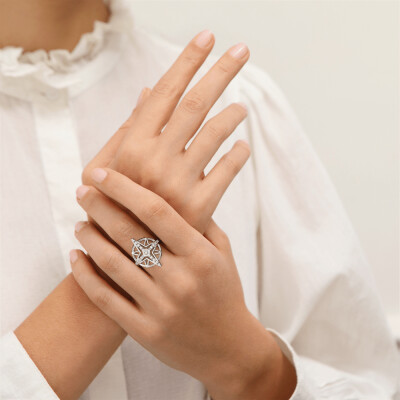 Bague Les Georgettes Rose des Vents en laiton finition argentée et oxydes de zirconium, taille 54, 16mm