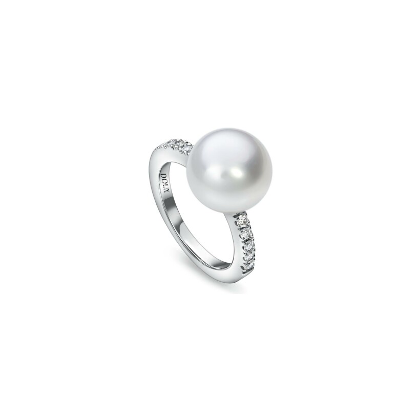 Doux ring, white gold, pearl and diamonds