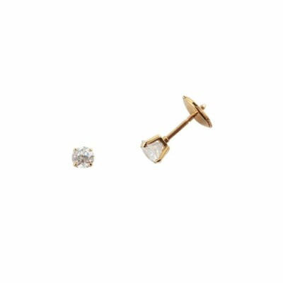 Boucles d'oreilles clous serti 4 griffes en or jaune et diamants