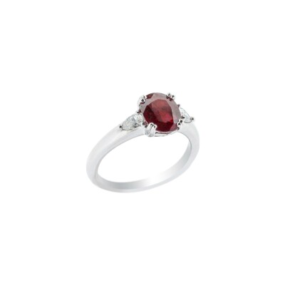 Bague en or blanc, rubis et diamants taille poire