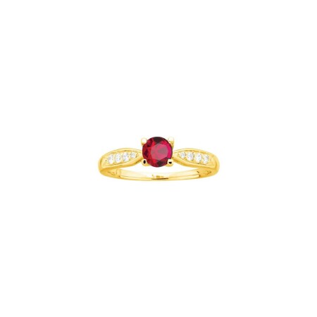 Bague en plaqué or, spinelle synhtétique rouge et oxyde de zirconium