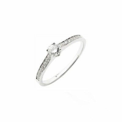 Solitaire serti en V en or blanc et diamants