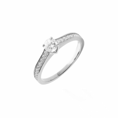 Solitaire serti en V en or blanc et diamants