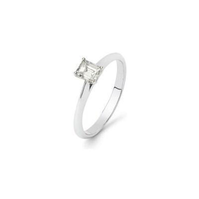 Bague solitaire en or blanc avec diamant taille émeraude de 1,5cts