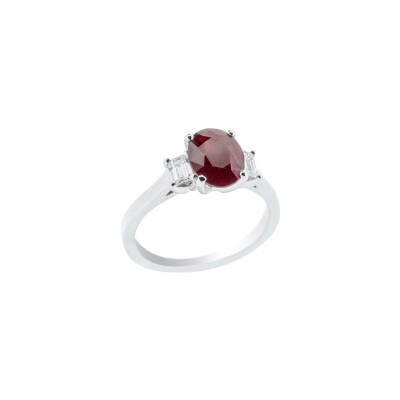 Bague en or blanc, rubis et diamants taille rectangle