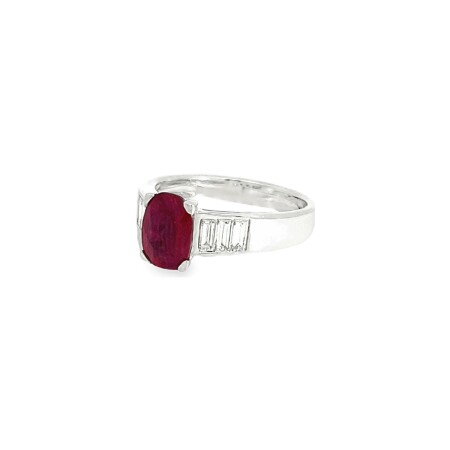 Bague en or blanc, rubis et diamants