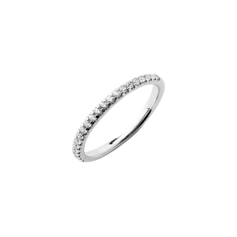 Alliance serti griffes en or blanc et diamants