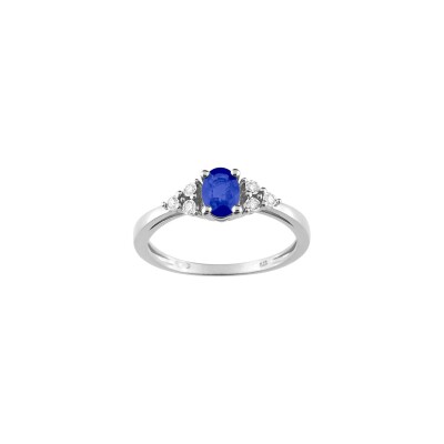 Bague en or blanc, diamants et saphir