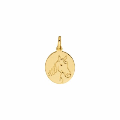 Pendentif oval tête de cheval gravée en or jaune