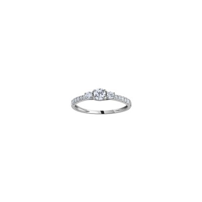 Bague en or blanc et oxyde de zirconium