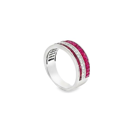 Bague en or blanc, diamants et rubis