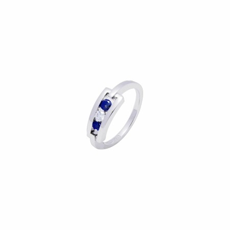 Bague en or blanc, diamant et diamants bleus