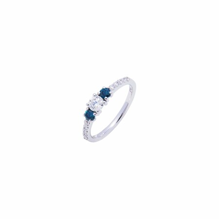 Bague en or blanc, diamants et diamants bleus