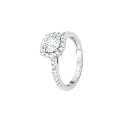 Bague Gabrielle en or blanc palladié, diamant coussin de 0.50ct et 34 diamants ronds brillants de 0.19ct