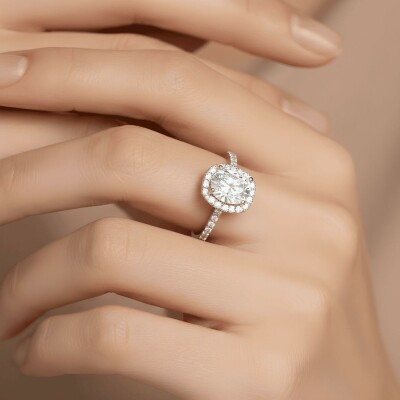 Bague Gabrielle en or blanc palladié, diamant ovale de 0.50ct et 36 diamants ronds brillants de 0.19ct