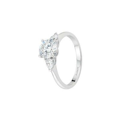 Bague Liz en or blanc palladié, diamant central de 4.64ct et 2 diamants poire de 0.52ct