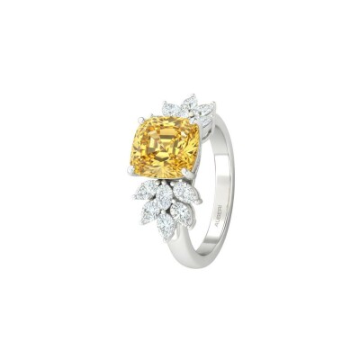 Bague Liz en or blanc palladié, diamant jaune coussin de 5.02ct et diamants blancs