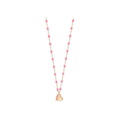 Collier Gigi Clozeau Lucky Cœur en or rose et résine rose fluo, taille 40cm