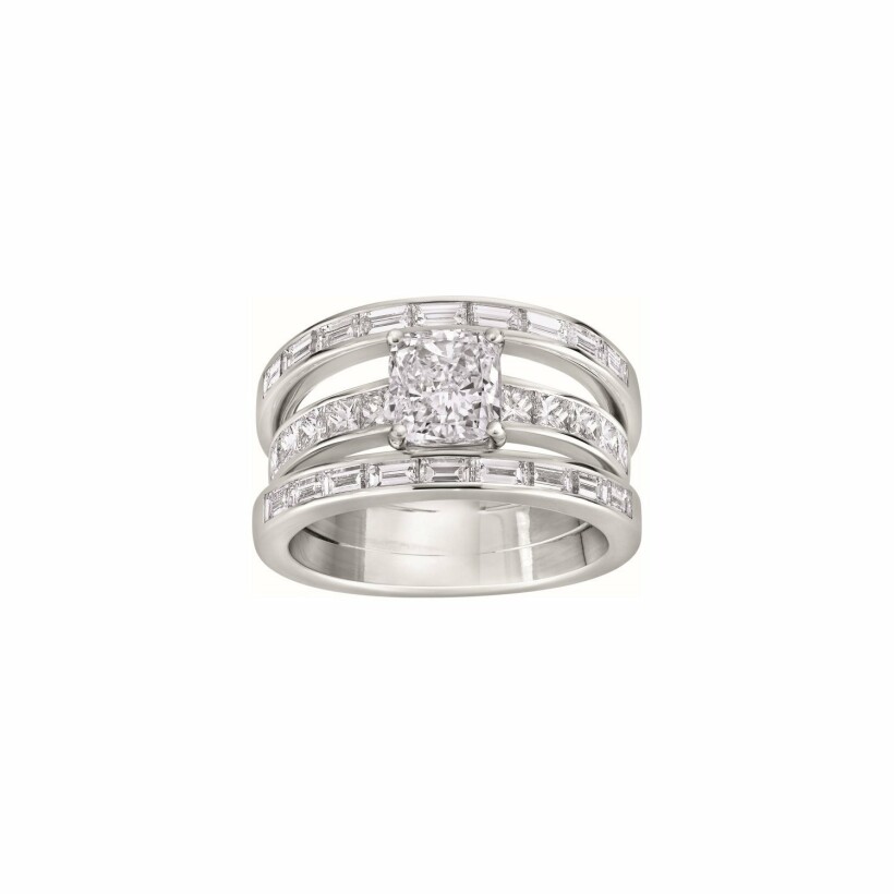 Bague 3 anneaux diamant taille coussin, sertie de diamants tailles baguette et princesse en or blanc palladié