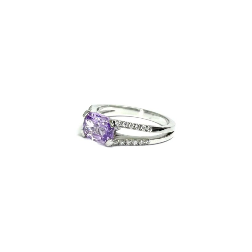 Bague Isabelle Barrier en or blanc, diamants de 0.17ct et saphir violet de 1.70cts, taille 52