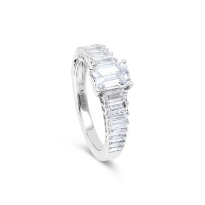 Bague en or blanc, diamant taille émeraude et diamants taille baguette