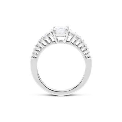 Bague en or blanc, diamant taille émeraude et diamants taille baguette