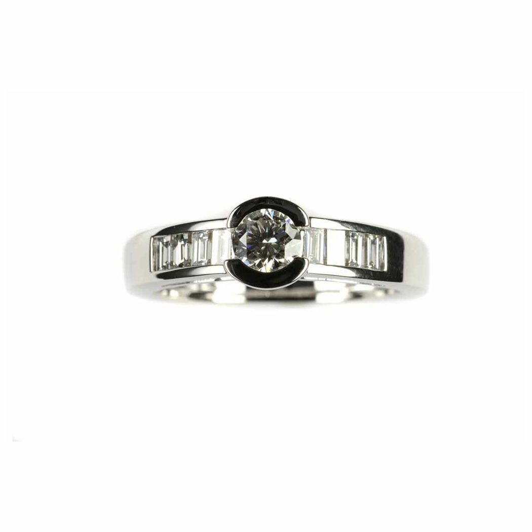 Bague en or blanc, diamant taille brillant de 0.37ct et 8 diamants taille baguette de 0.25ct, taille 53