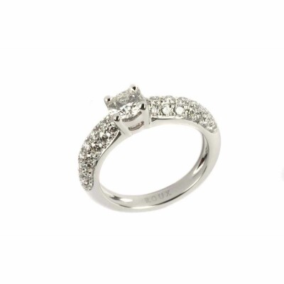 Bague en or blanc, diamant taille brillant de 0.49ct et 42 diamants de 0.53ct, taille 53