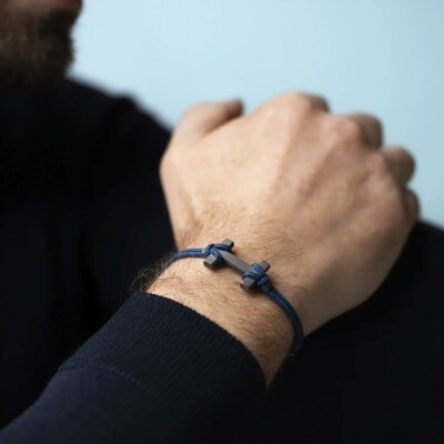 Bracelet Herbelin Amarrage en titane sablé et nylon bleu marine