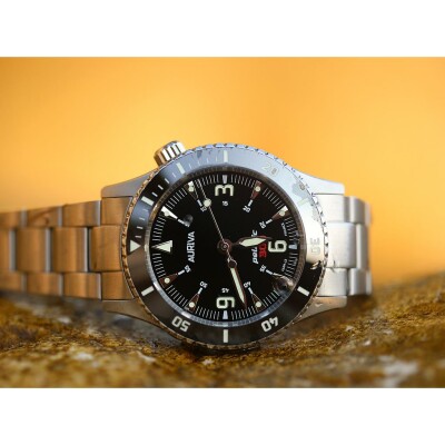 Montre Auriva Black Pelagic 300, Bracelets Tropic black et acier