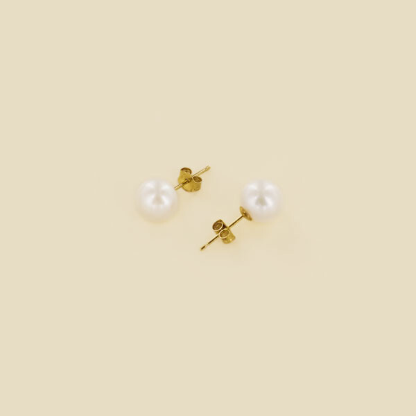 Les boucles d’oreilles Diane en or jaune 18 carats et en perles de cultures
