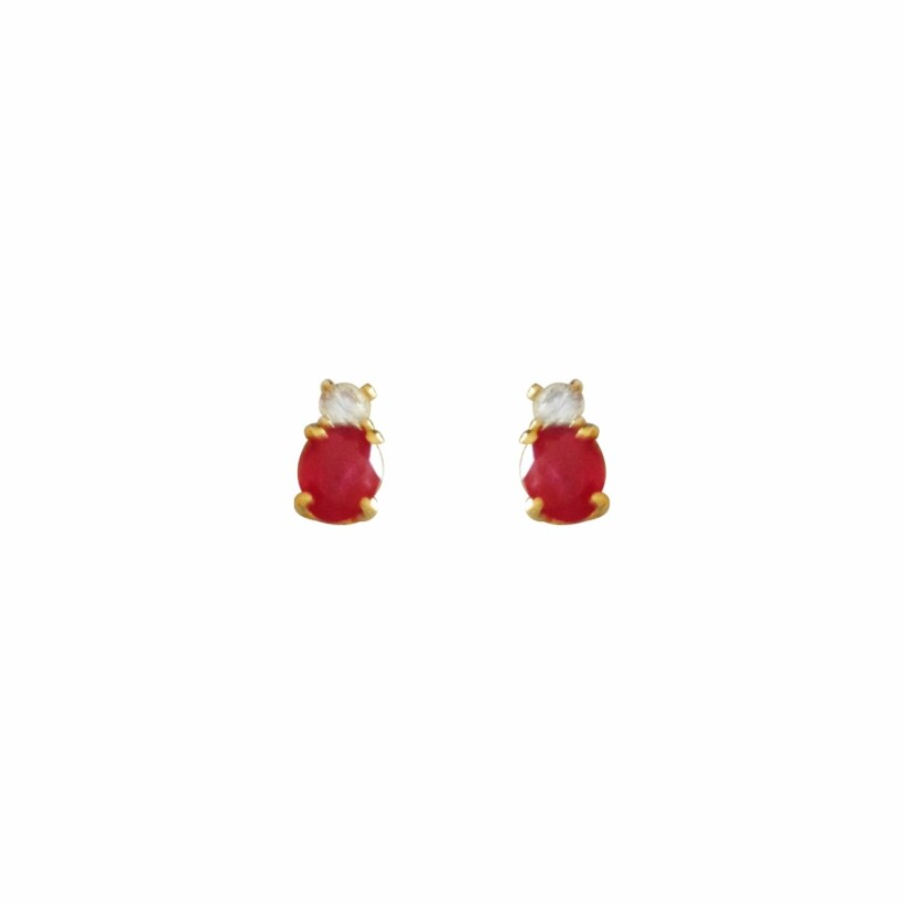 Boucles d'oreilles puces en or jaune, rubis et oxydes de zirconium