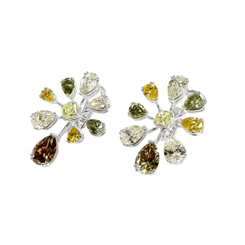 Boucles d’oreilles Isabelle Barrier en or blanc, diamants blancs, diamants bruns, diamants verts et diamants jaunes de 8.72cts