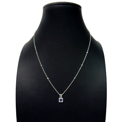 Collier en or blanc, pierre centrale saphir entourage diamants