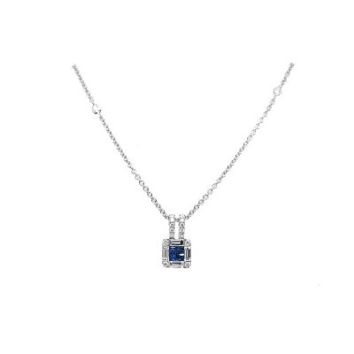 Collier en or blanc, pierre centrale saphir entourage diamants