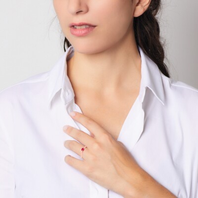Solitaire Laura lisse en or rose 18 carats et rubis