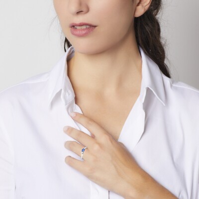 Solitaire Alice en or blanc 18 carats, saphir et diamants