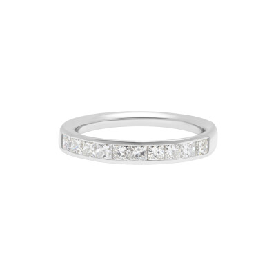Alliance en or blanc et demi-tour, diamants taille princesse