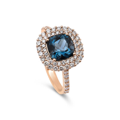 Bague San Marco en or rose, topaze Blue London taille coussin et entourage diamants