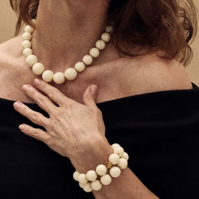 Collier Simone à Bordeaux Icône Beige en résine et acier doré