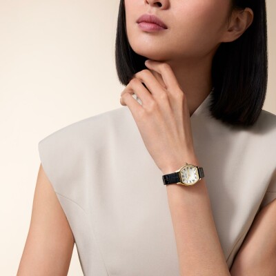 Montre Tortue Petit modèle, mouvement quartz, or jaune, cuir