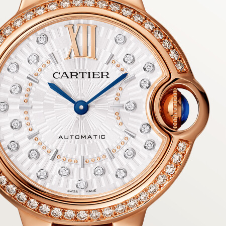 Montre Ballon Bleu de Cartier 33mm, mouvement mécanique automatique, or rose, diamants, cuir.