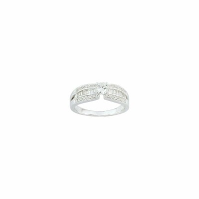 Bague en or blanc et diamant central