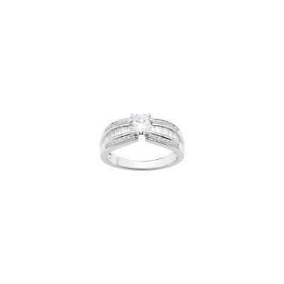 Bague en or blanc et diamant central