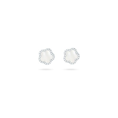 Boucles d'oreilles Puces Cesare Pompanon Fiore di Mamma en or blanc, diamants et nacre blanche, petit modèle