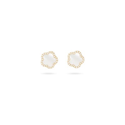 Boucles d'oreilles Puces Cesare Pompanon Fiore di Mamma en or jaune, diamants et nacre blanche, petit modèle