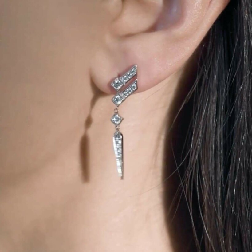 Mono boucle d'oreille Statement Stairway en argent rhodié pavée de diamants