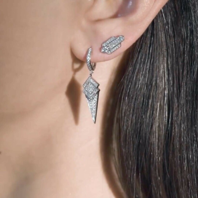 Mono boucle d'oreille pendante Statement Stairway cone en argent rhodié pavée de diamants